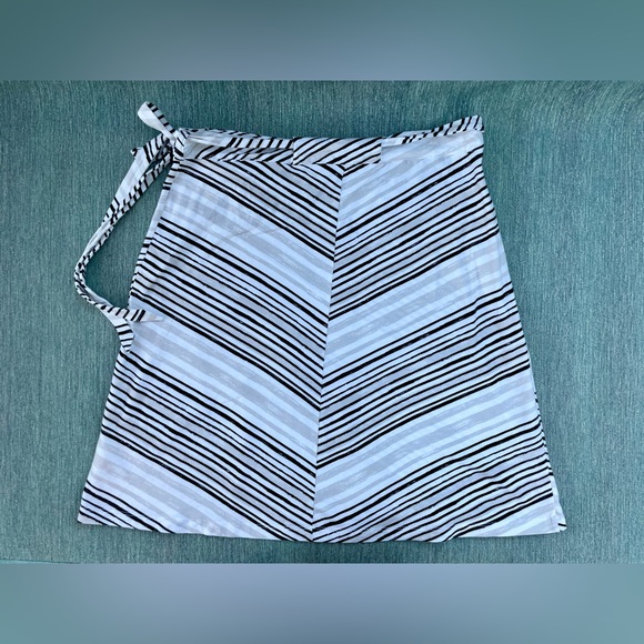 Dakini Faux Wrap Knee Length White Black/Gray Striped Skirt Size Large - Picture 7 of 13
